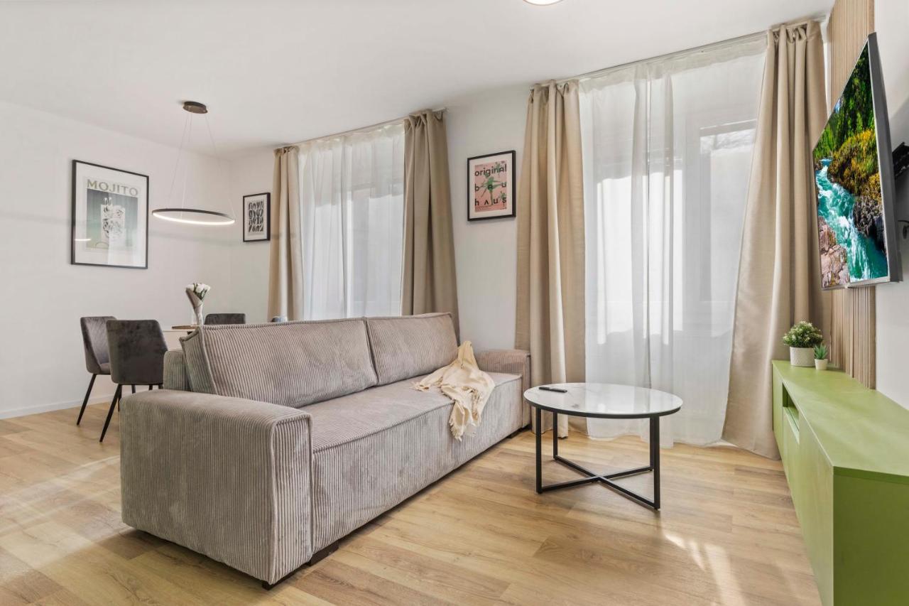 2 Bedroom Steps To Nivy Station * Bratysława