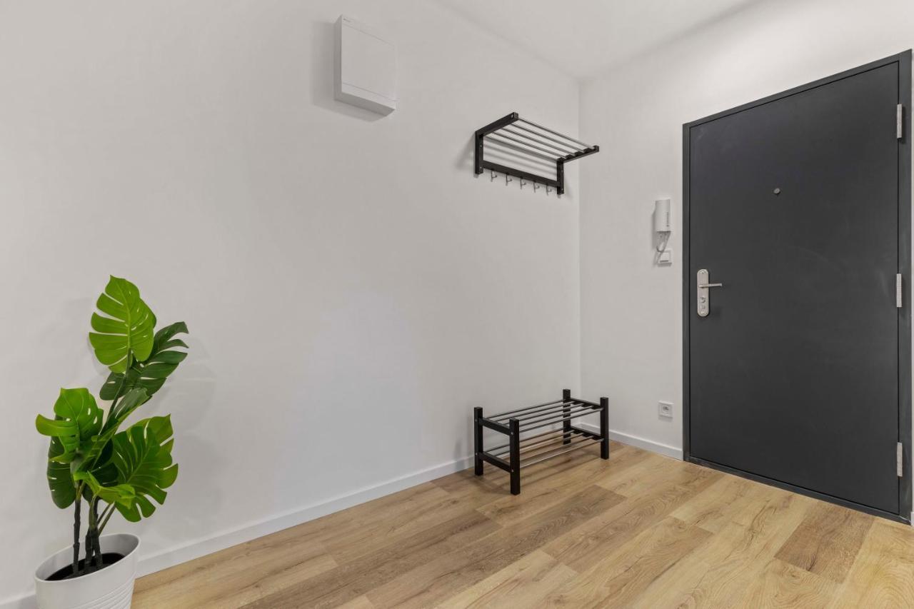Apartament 2 Bedroom Steps To Nivy Station